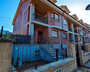 Vista exterior de Casa adosada en venda en Atxondo amb Jardí privat, Terrassa i Moblat