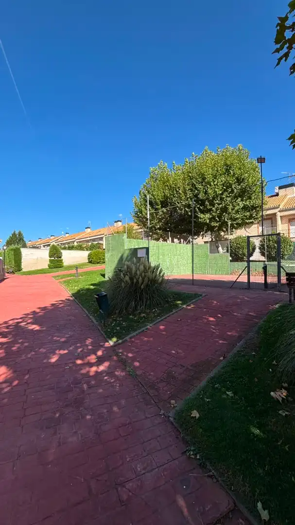 Vista exterior de Casa adosada en venta en Seseña con Calefacción, Jardín privado y Terraza