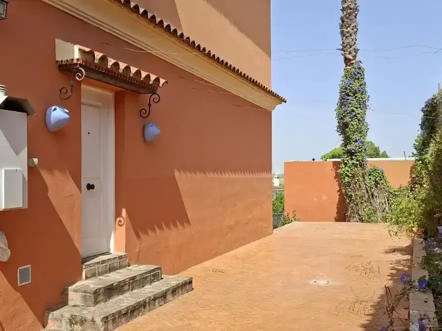 Vista exterior de Casa o chalet en venta en Salteras con Aire acondicionado, Piscina y Balcón