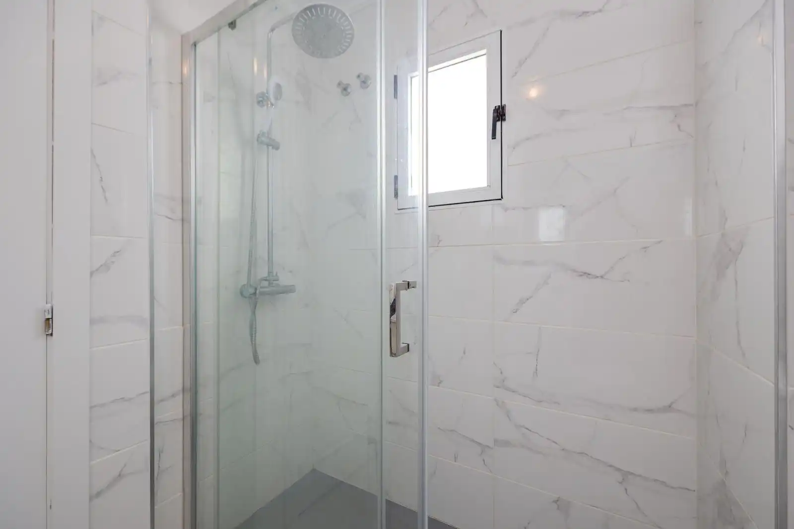 Baño de Ático en venta en Torrevieja con Aire acondicionado, Terraza y Piscina