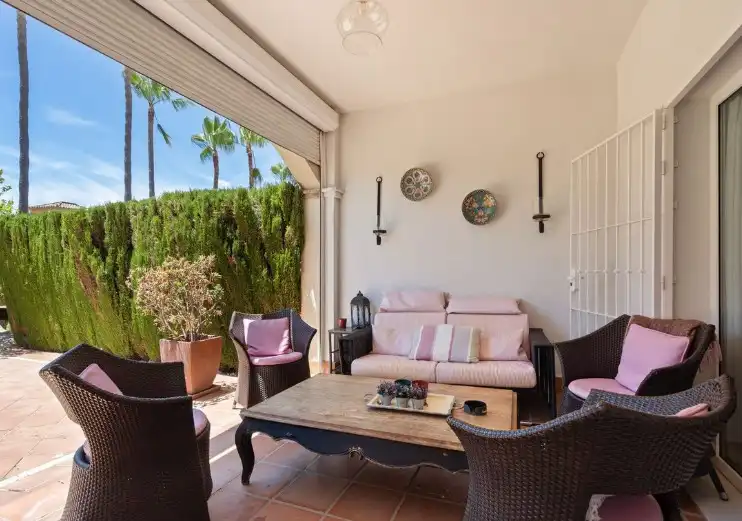 Terrasse von Einfamilien-Reihenhaus zum Verkauf in Marbella mit Klimaanlage, Privatgarten und Terrasse