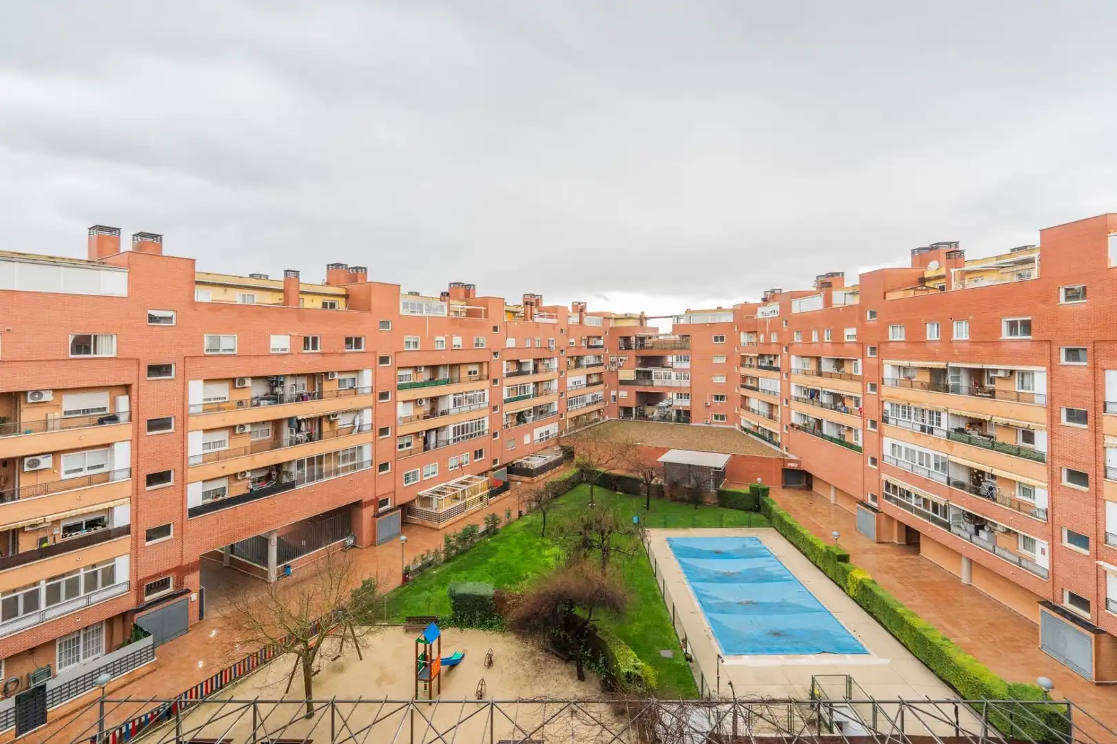 Vista exterior de Àtic en venda en Parla amb Aire condicionat, Calefacció i Jardí privat