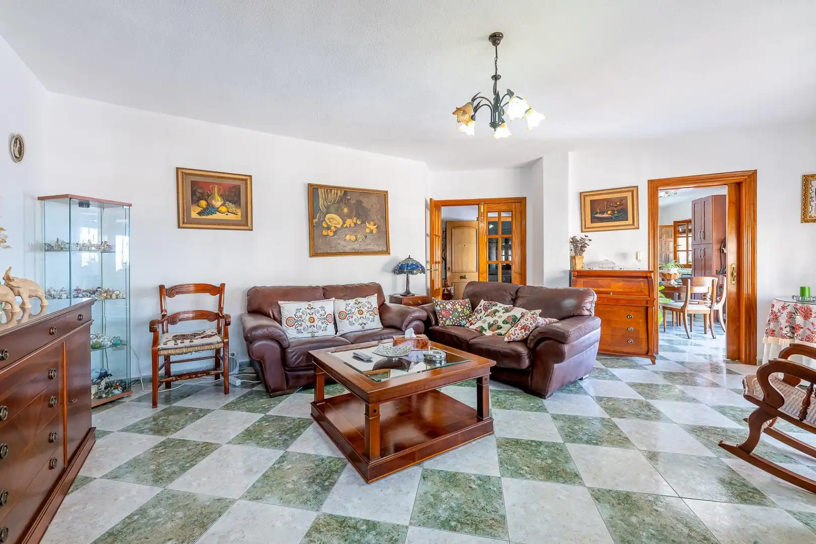Sala d'estar de Casa adosada en venda en Benalmádena amb Aire condicionat i Terrassa