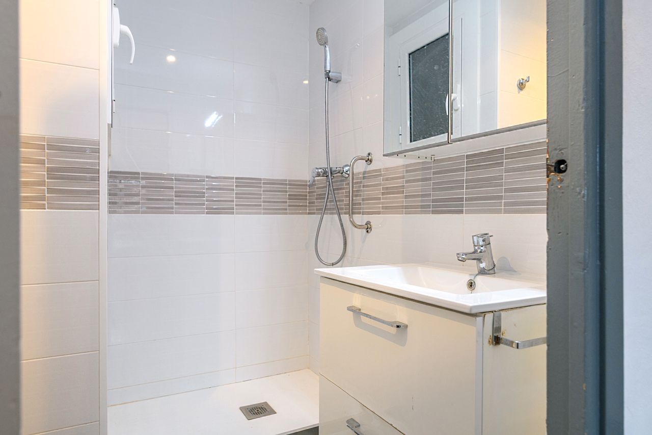 Badezimmer von Wohnung zum Verkauf in Viladecans