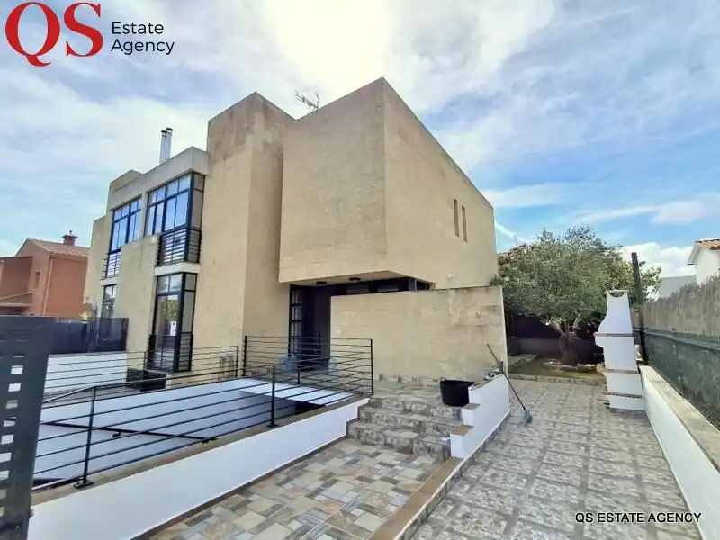 Vista exterior de Casa adosada en venda en Salou amb Aire condicionat, Calefacció i Jardí privat