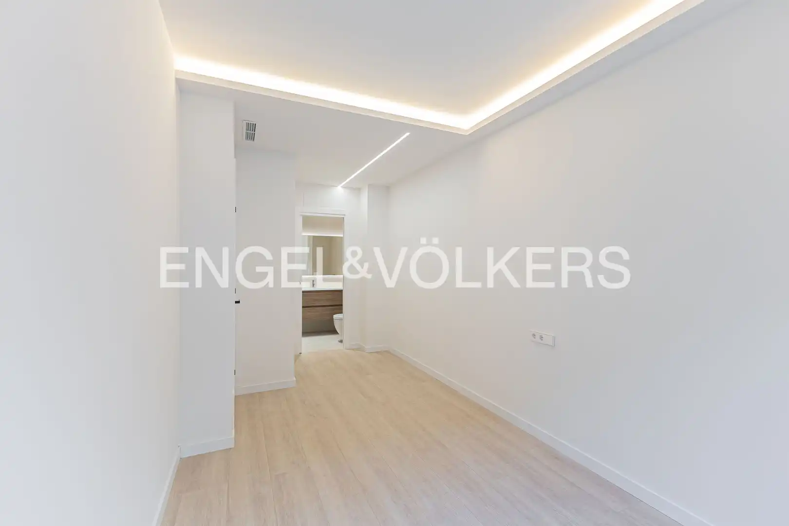 Flat for sale in Barcelona  with Air Conditioner, Heating and Private garden
