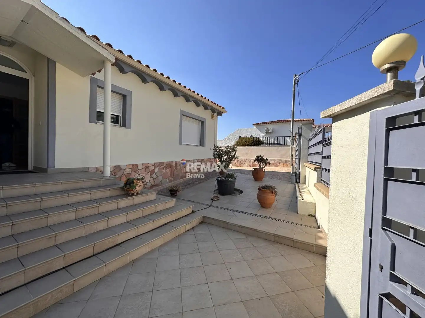 Vista exterior de Casa o xalet en venda en Roses amb Aire condicionat, Jardí privat i Piscina