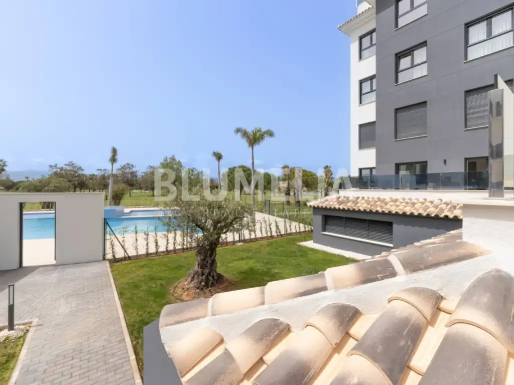 Schlafzimmer von Dachboden zum Verkauf in Oliva mit Klimaanlage, Heizung und Privatgarten