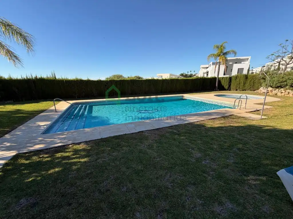 Piscina de Pis en venda en Estepona amb Aire condicionat, Terrassa i Piscina