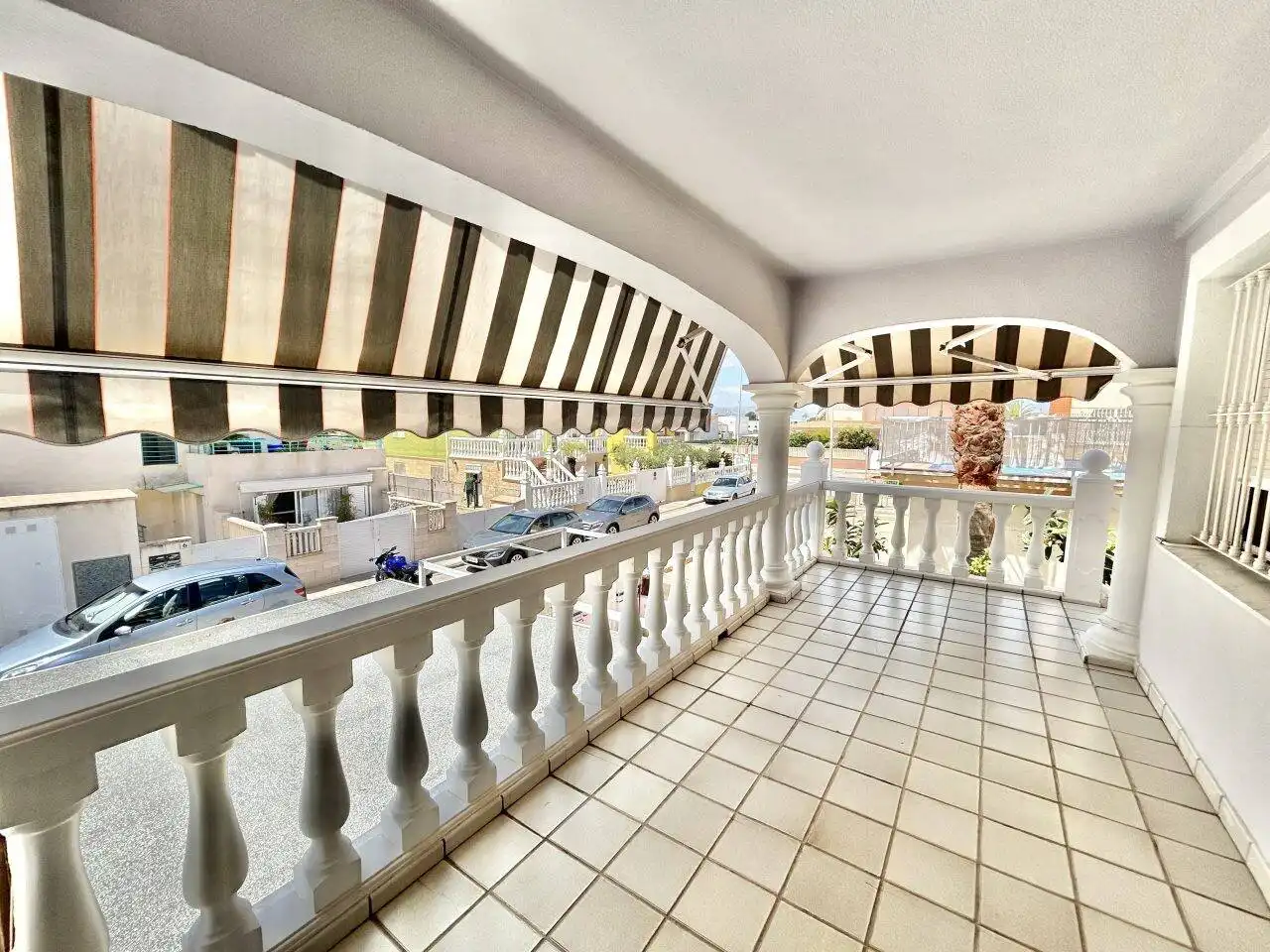Terrassa de Casa adosada en venda en Oliva amb Aire condicionat, Calefacció i Jardí privat
