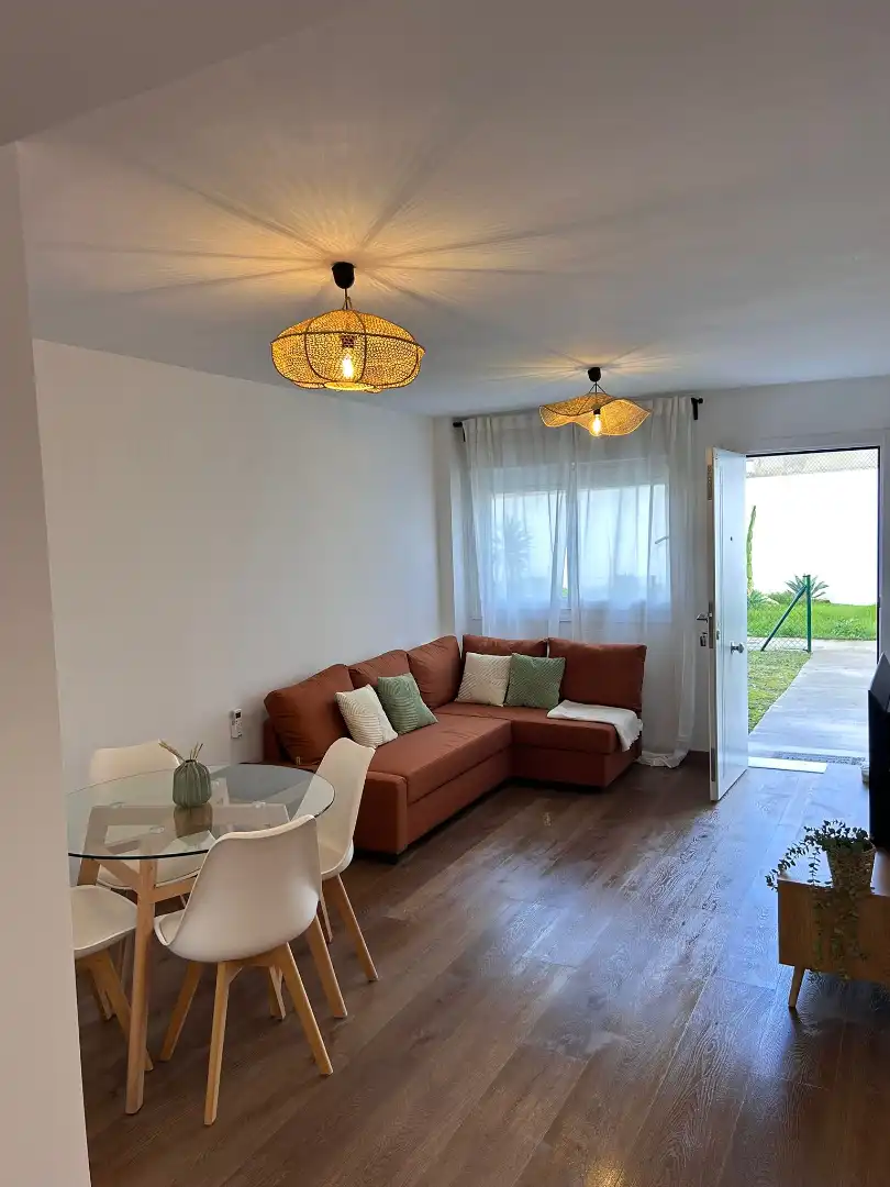 Sala d'estar de Casa adosada de lloguer en Algeciras amb Aire condicionat, Jardí privat i Parquet