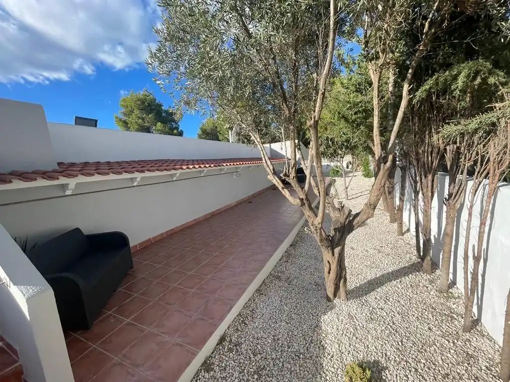 Außenansicht von Haus oder Chalet zum Verkauf in La Nucia mit Privatgarten, Terrasse und Abstellraum