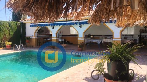 Chalet con cuatro dormitorios y Piscina en El Consejero