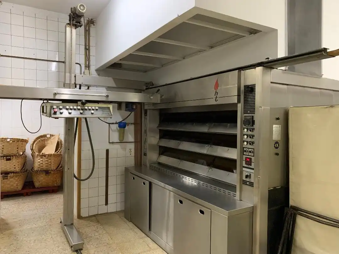 Cuina de Local en venda en Corvera de Toranzo amb Calefacció, Terrassa i Moblat