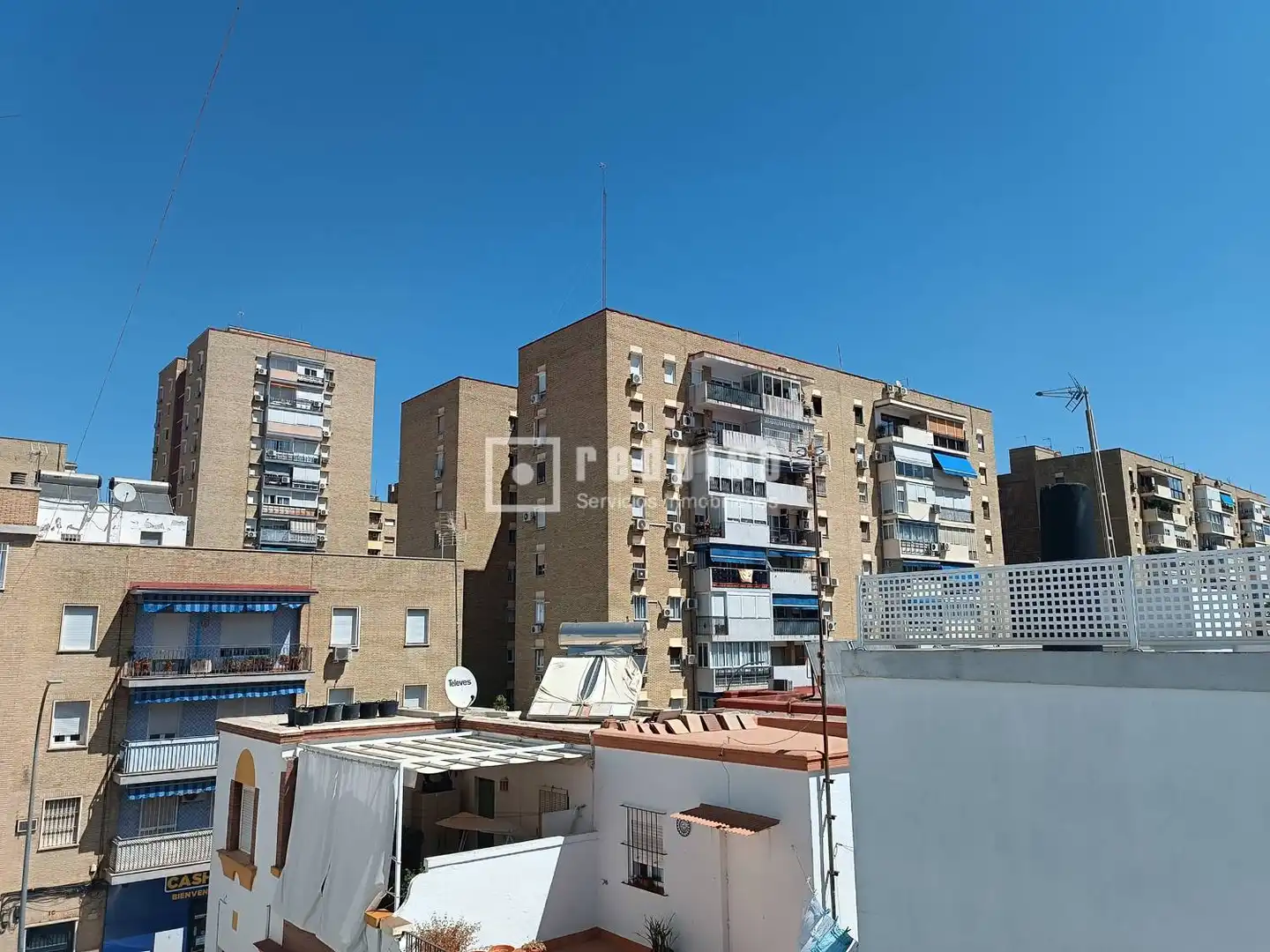 Vista exterior de Àtic de lloguer en Sevilla amb Aire condicionat, Terrassa i Moblat
