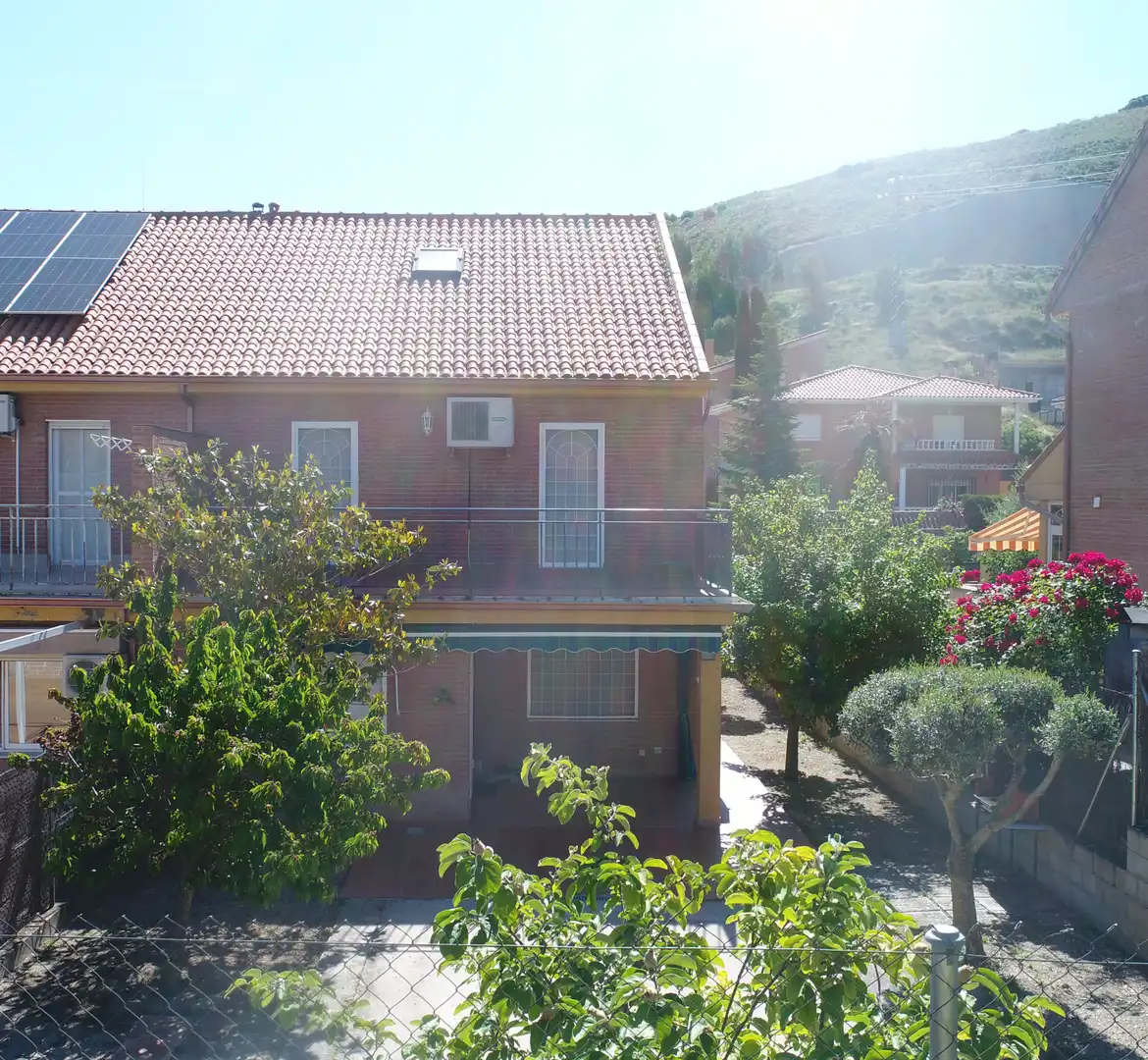 Außenansicht von Haus oder Chalet zum Verkauf in Villalbilla mit Klimaanlage, Heizung und Privatgarten
