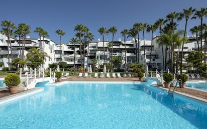 Vista exterior de Planta baixa en venda en Marbella amb Aire condicionat, Terrassa i Piscina