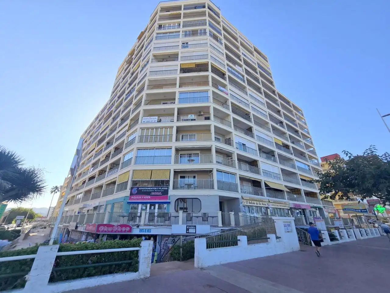 Vista exterior de Apartament en venda en Gandia amb Aire condicionat, Terrassa i Moblat