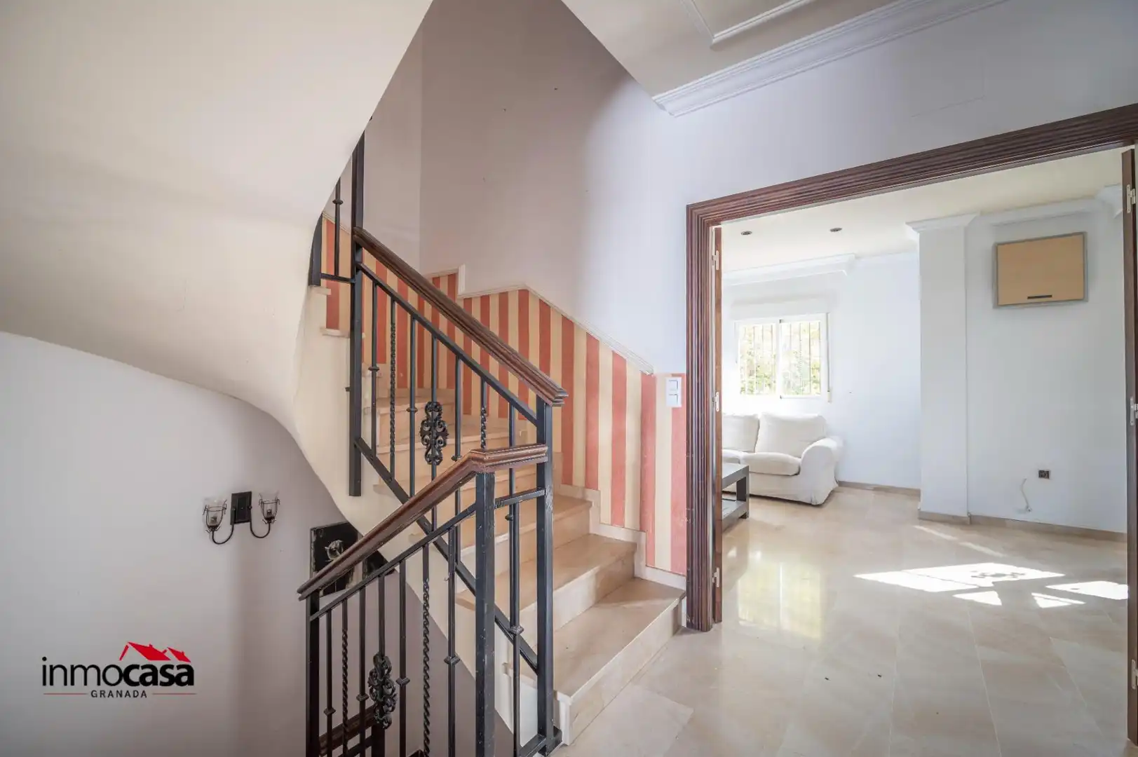 Casa adosada en venta en Ogíjares con Calefacción, Amueblado y Balcón