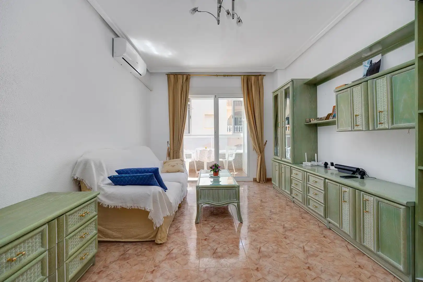 Sala d'estar de Apartament en venda en Torrevieja amb Aire condicionat i Terrassa