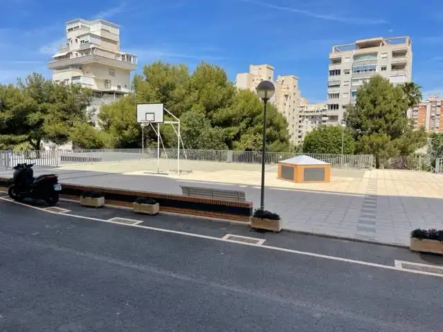 Vista exterior de Pis en venda en Alicante / Alacant amb Traster i Piscina comunitària