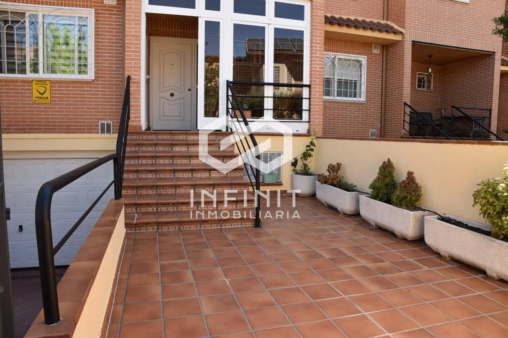 Vista exterior de Casa adosada en venda en Alcalá de Henares amb Aire condicionat, Calefacció i Jardí privat