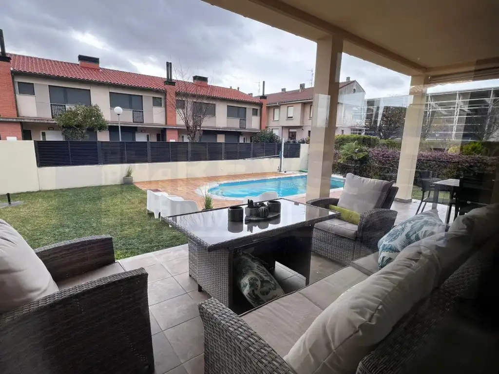 Terrassa de Casa o xalet en venda en Rodezno amb Jardí privat, Piscina i Forn