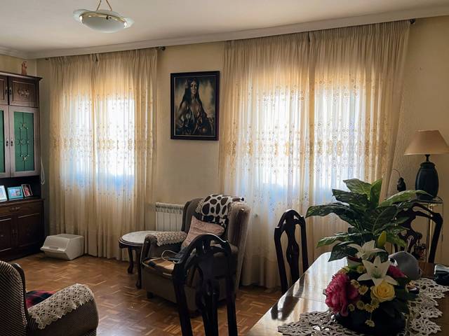 Piso en Venta en Calle de Vélez Rubio en Apóstol Santiago