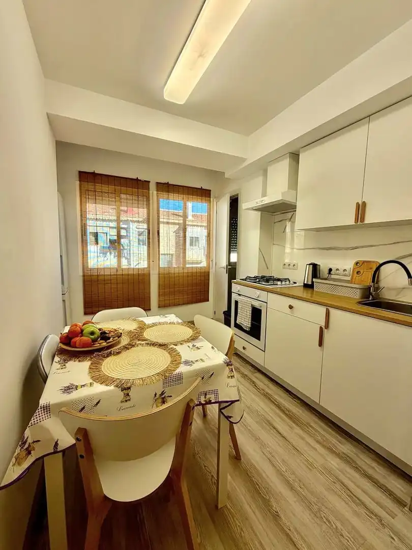 Cuina de Apartament en venda en Alicante / Alacant amb Aire condicionat, Terrassa i Moblat