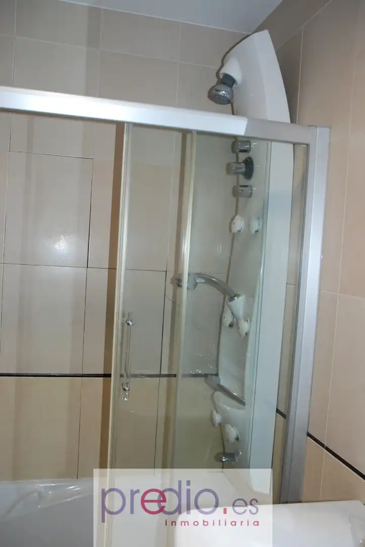 Bany de Apartament en venda en Lugo amb Calefacció, Parquet i Terrassa