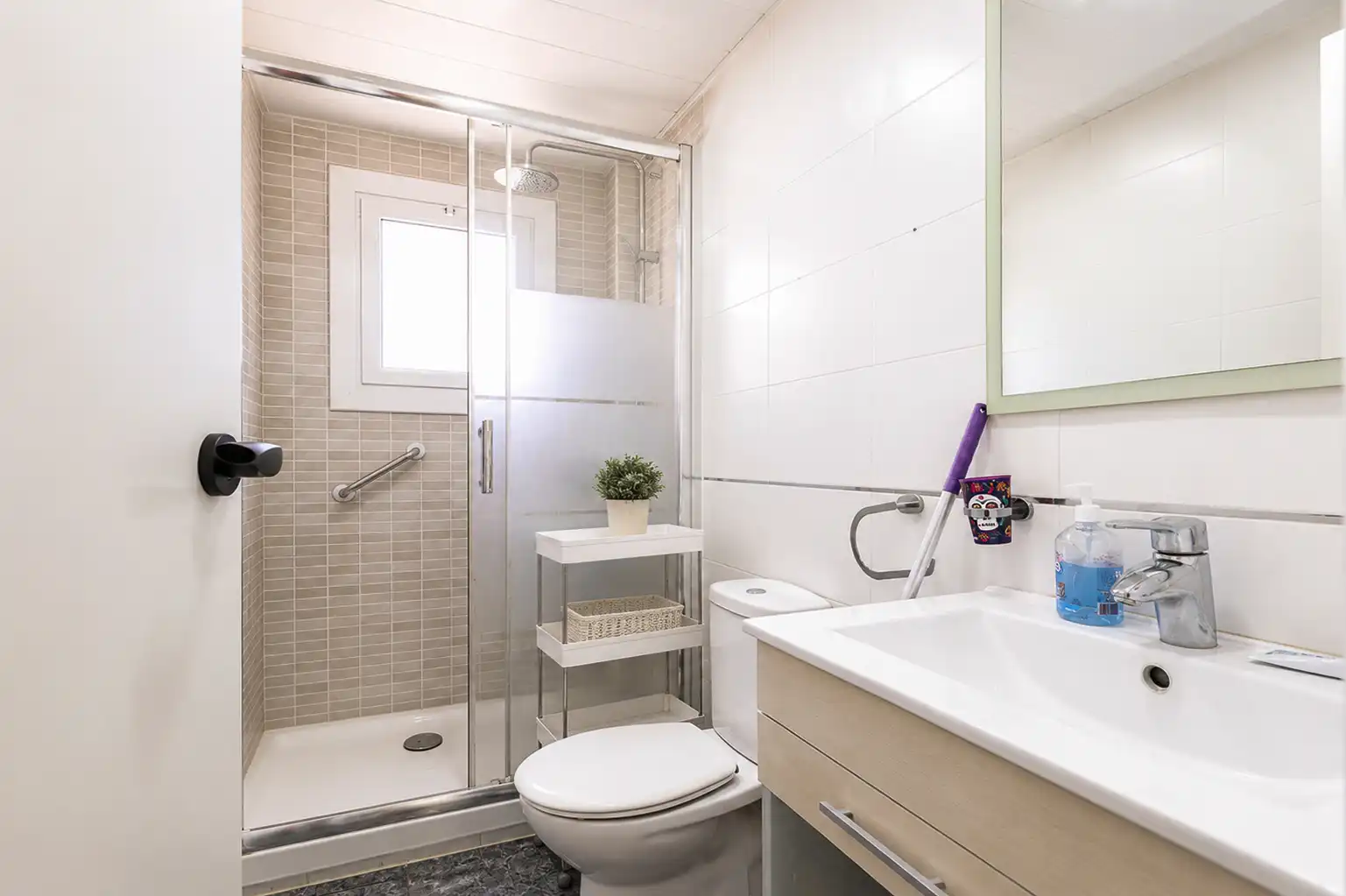 Badezimmer von Wohnung zum Verkauf in Viladecans mit Balkon