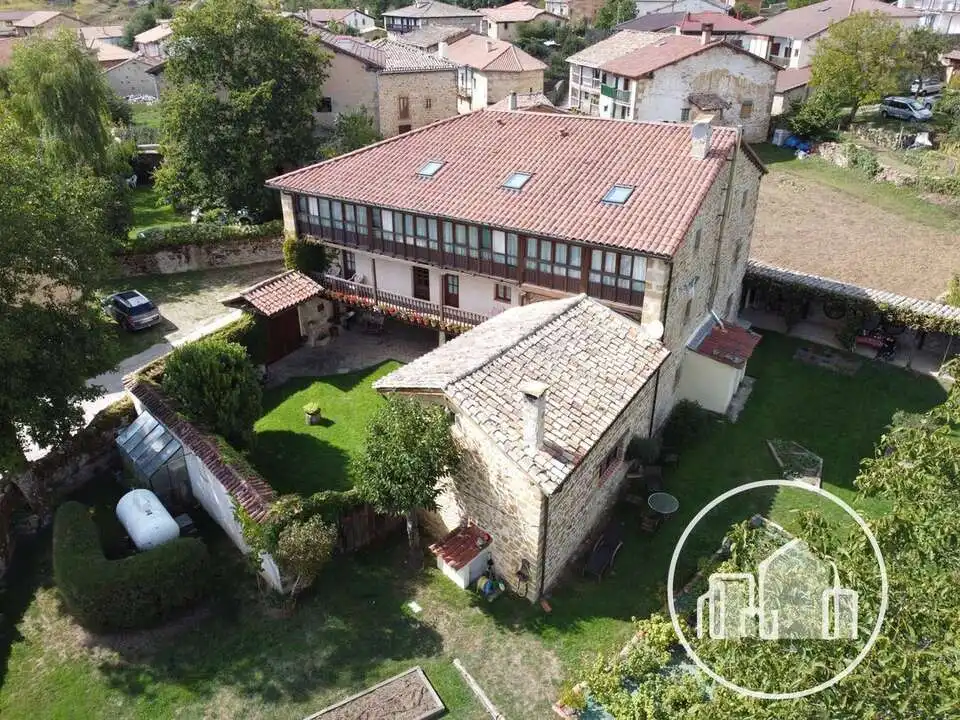 Vista exterior de Casa o chalet en venta en Merindad de Sotoscueva con Calefacción, Terraza y Balcón