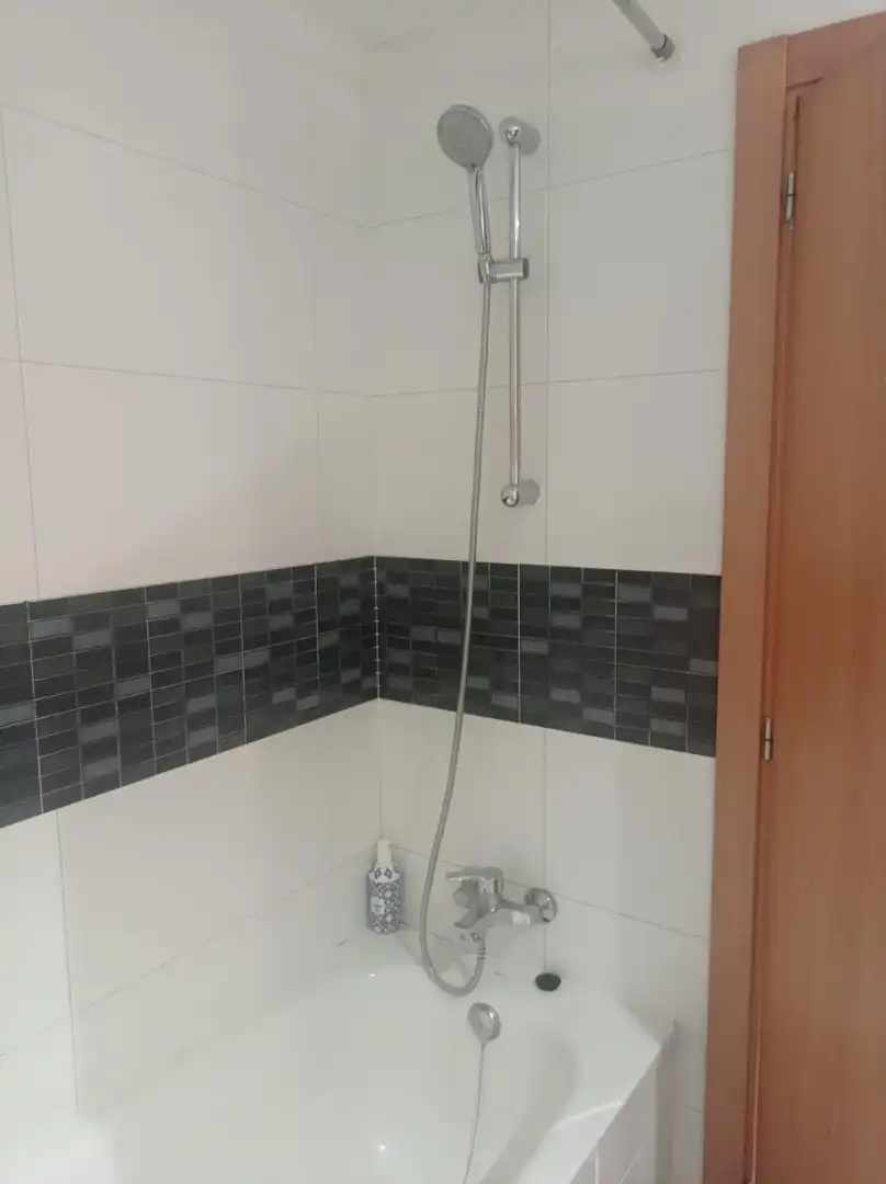 Bany de Planta baixa de lloguer en Girona amb Calefacció, Terrassa i Balcó