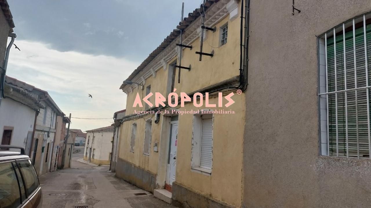 Vista exterior de Casa adosada en venda en Vezdemarbán amb Calefacció