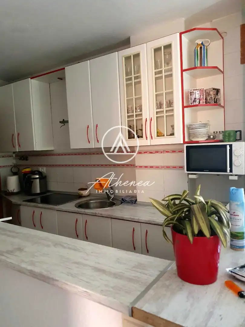 Küche von Wohnung zum Verkauf in Roquetas de Mar mit Klimaanlage, Heizung und Abstellraum