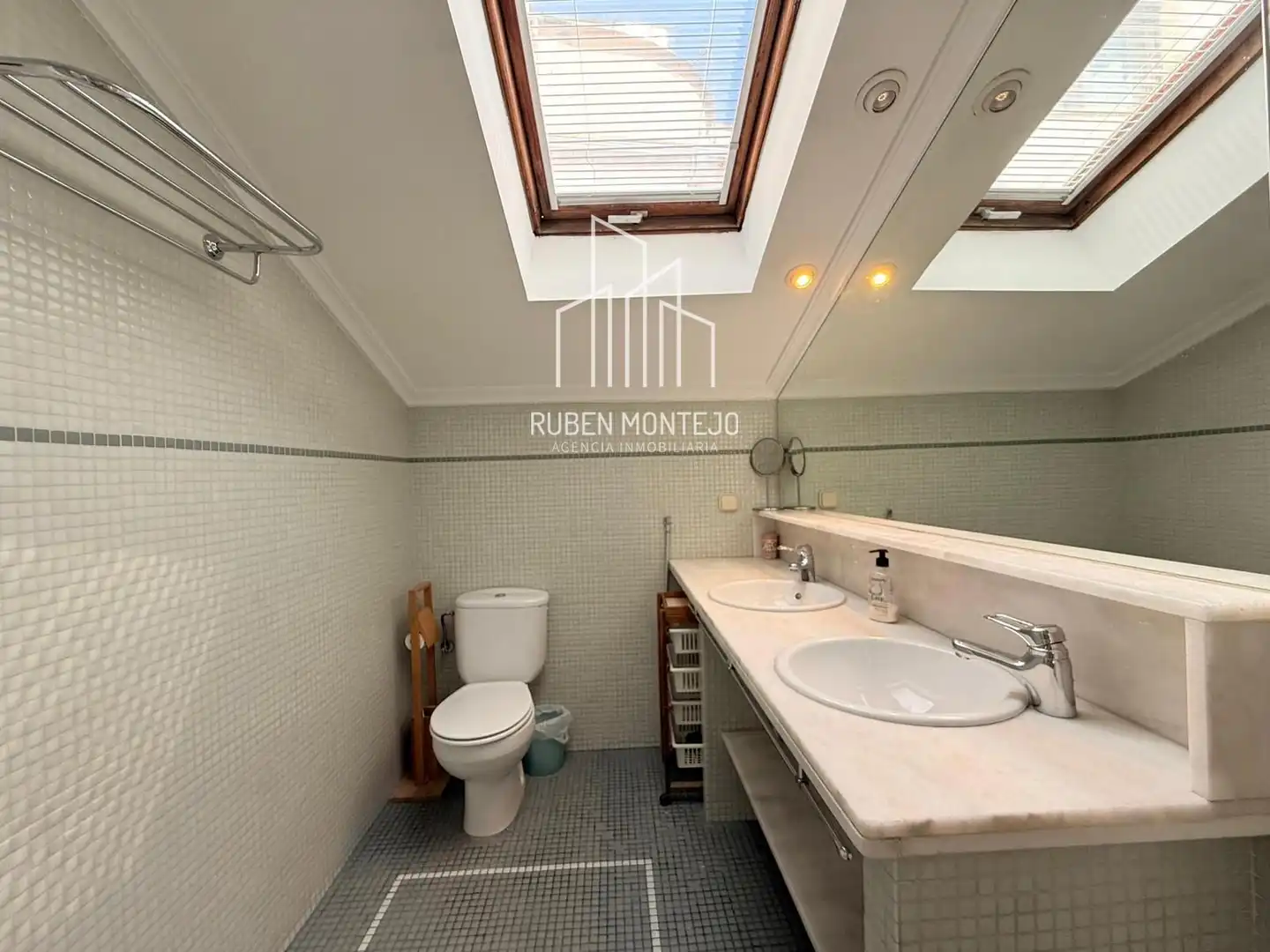Bathroom of Attic for rent in Salamanca  with Air Conditioner, Heating and Terrace
