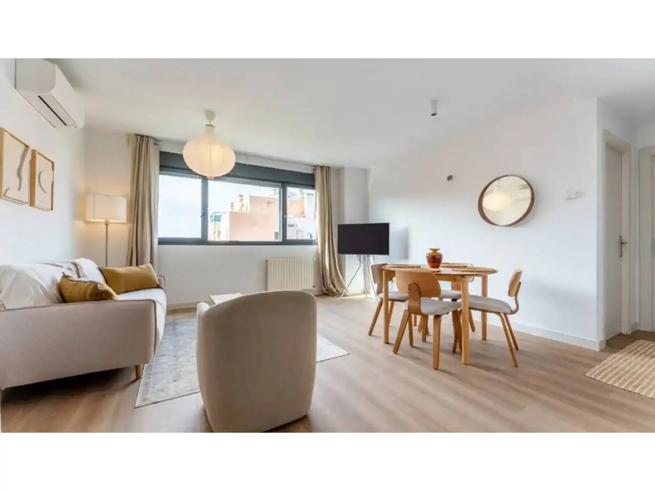 Sala d'estar de Pis en venda en Badalona amb Calefacció, Parquet i Moblat
