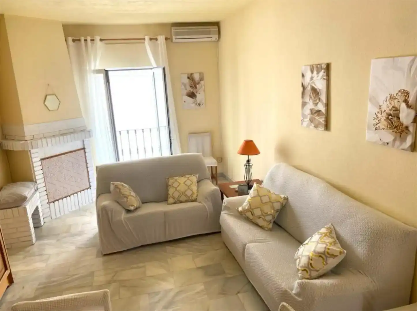 Sala d'estar de Dúplex en venda en Iznájar amb Aire condicionat, Moblat i Forn