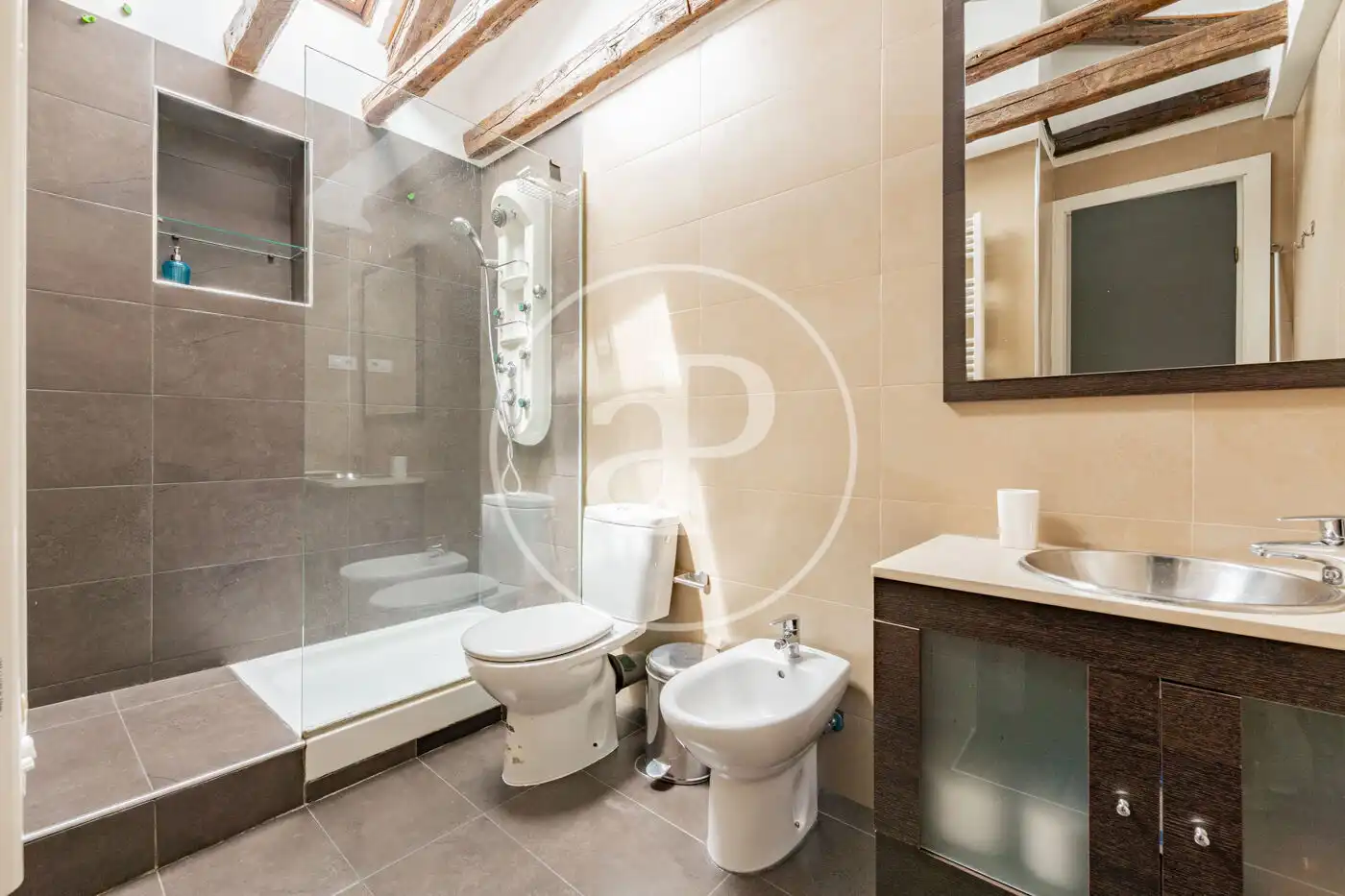 Badezimmer von Dachboden zum Verkauf in Madrid mit Klimaanlage, Heizung und Abstellraum