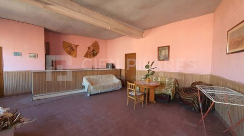 Oportunidad inversores, gran finca situada en Préjano!Por un lado, encontramos un amplio solar de uno 120m2 en una de las calles m