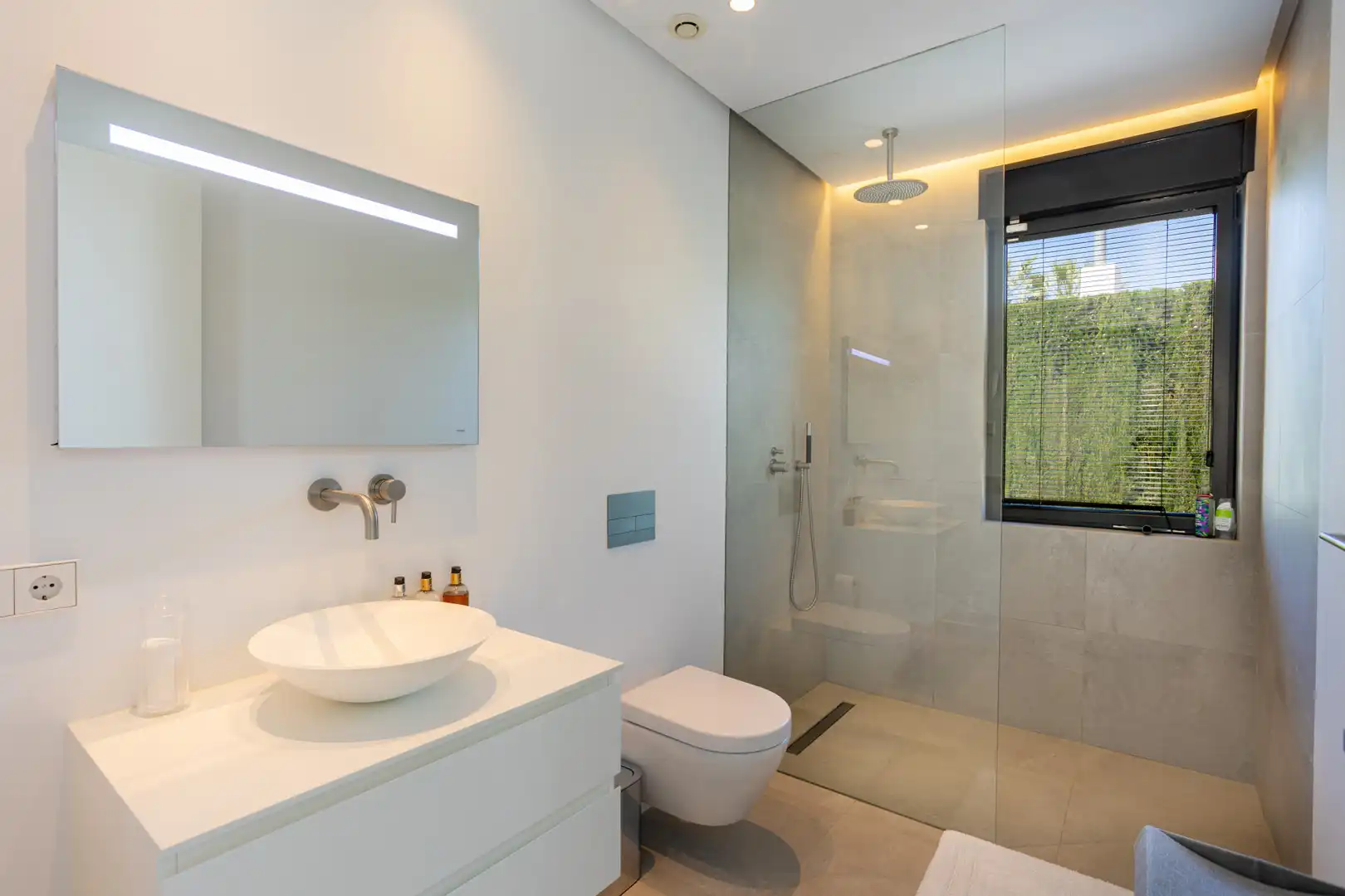 Bany de Casa o xalet en venda en Marbella amb Aire condicionat, Jardí privat i Terrassa
