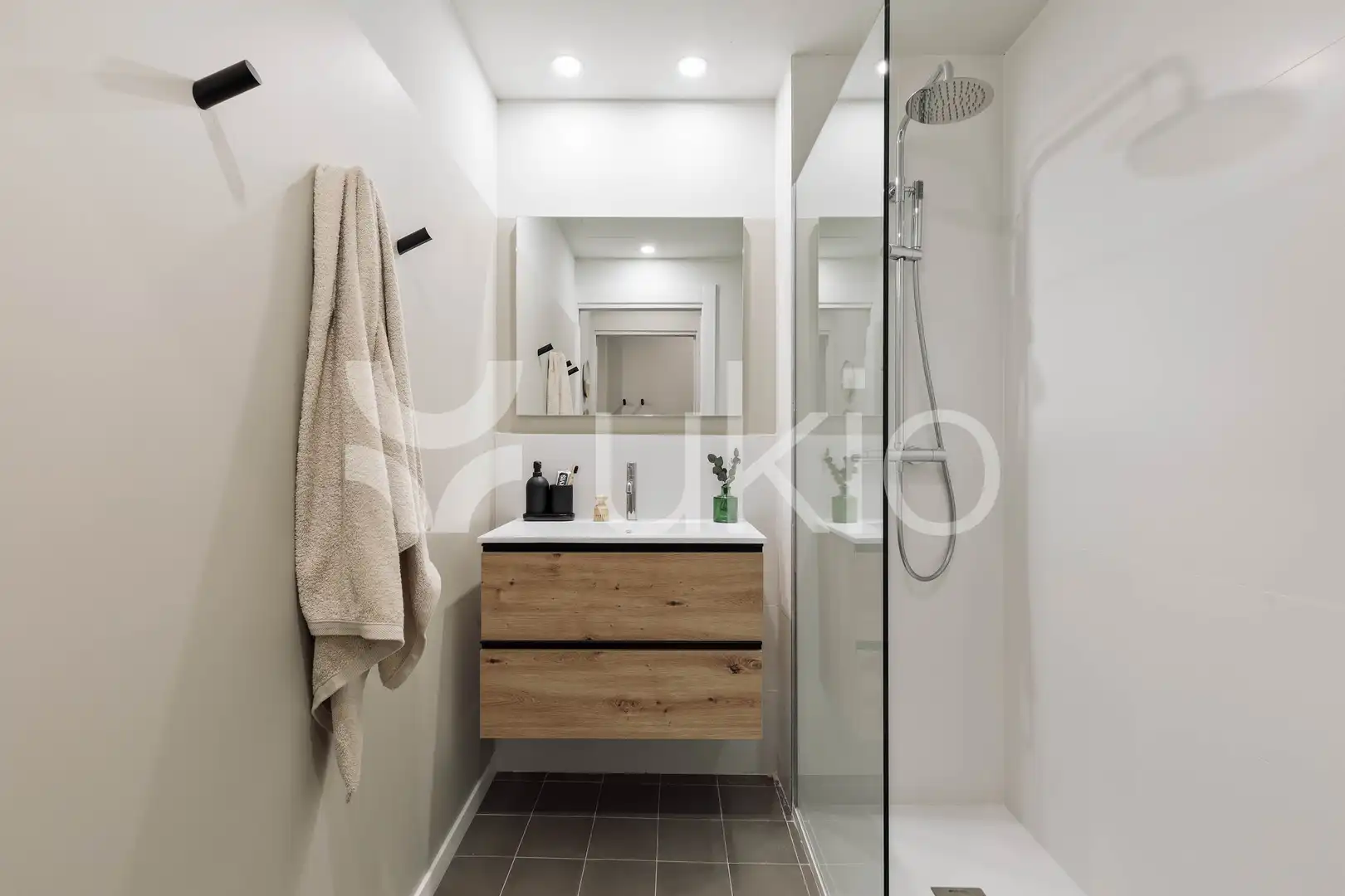 Baño de Apartamento de alquiler en Barcelona con Aire acondicionado, Calefacción y Amueblado