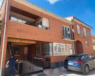 Vista exterior de Casa adosada en venda en Dueñas amb Calefacció, Traster i Forn