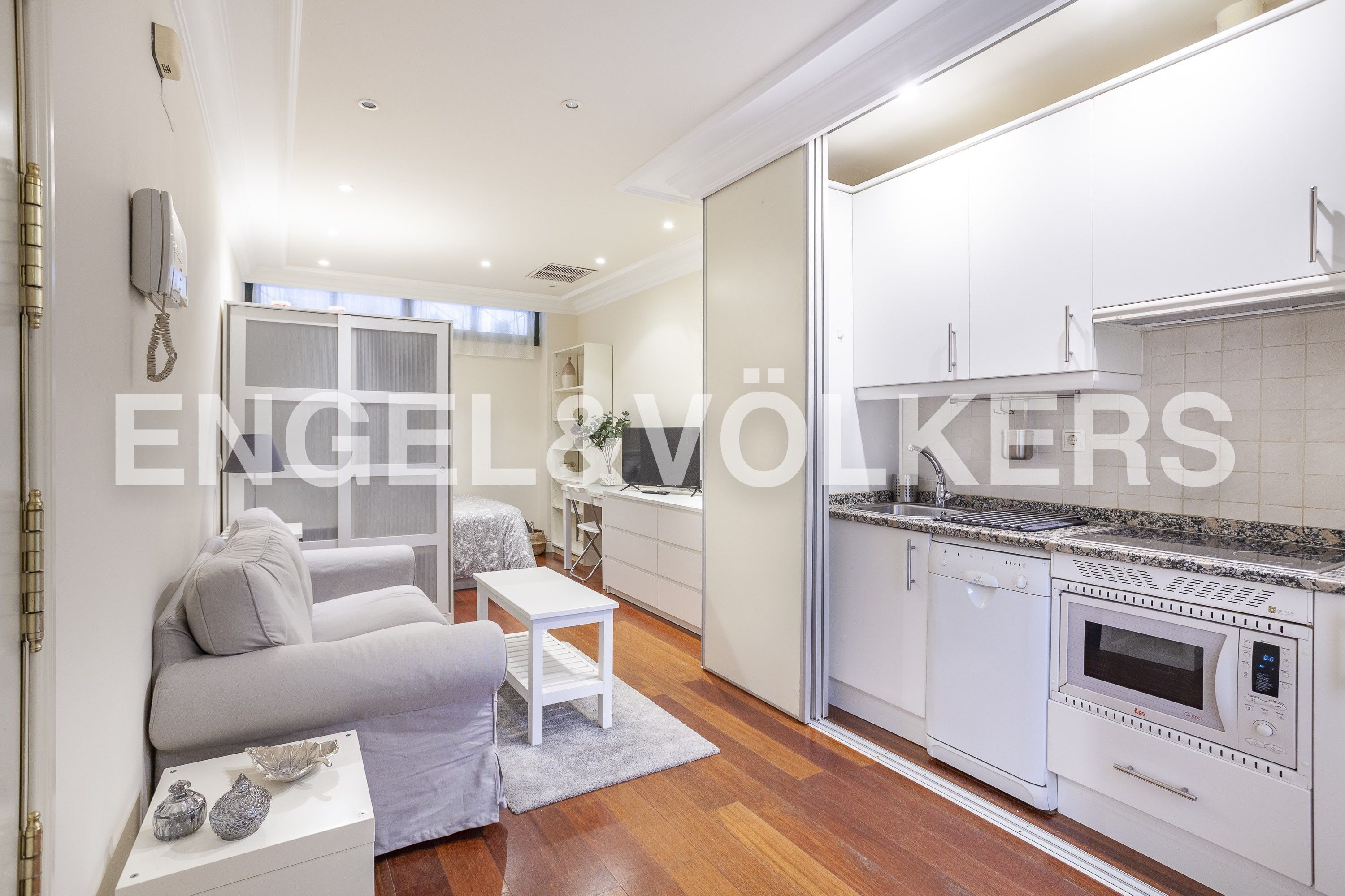 Vista exterior de Estudi de lloguer en  Madrid Capital amb Aire condicionat, Calefacció i Parquet