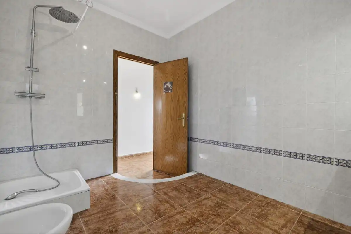 Baño de Finca rústica en venta en La Rinconada con Calefacción, Jardín privado y Terraza