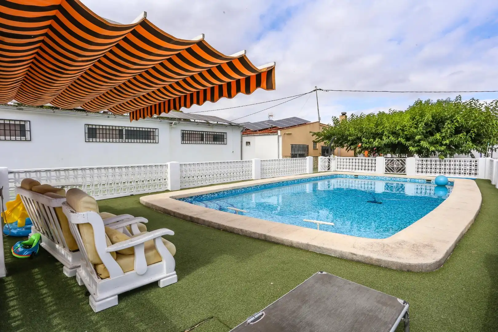 Piscina de Casa o xalet en venda en Elda amb Aire condicionat, Calefacció i Jardí privat