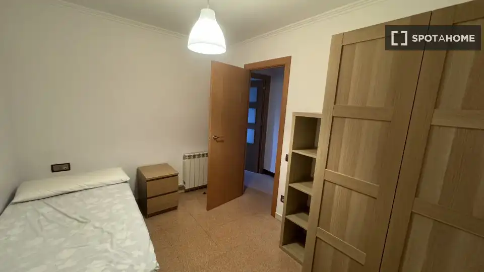 Bedroom of Flat for share in Cerdanyola del Vallès  with Air Conditioner, Heating and Furnished