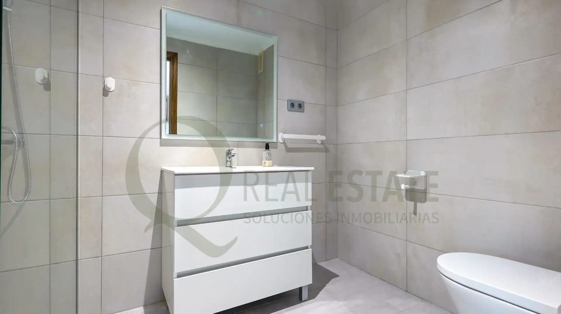 Badezimmer von Wohnung zur Miete in El Campello mit Heizung, Privatgarten und Terrasse