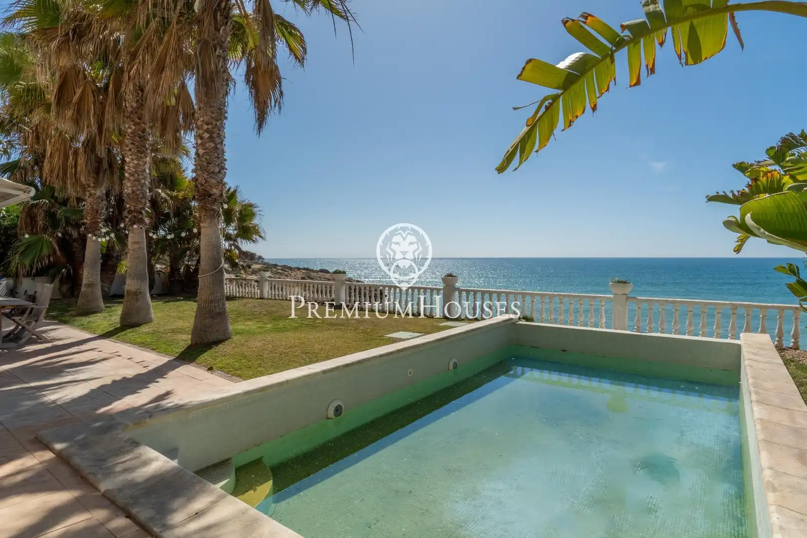 Swimming pool of Houses for sale in Vilanova i la Geltrú  with Air Conditioner, Heating and Private garden