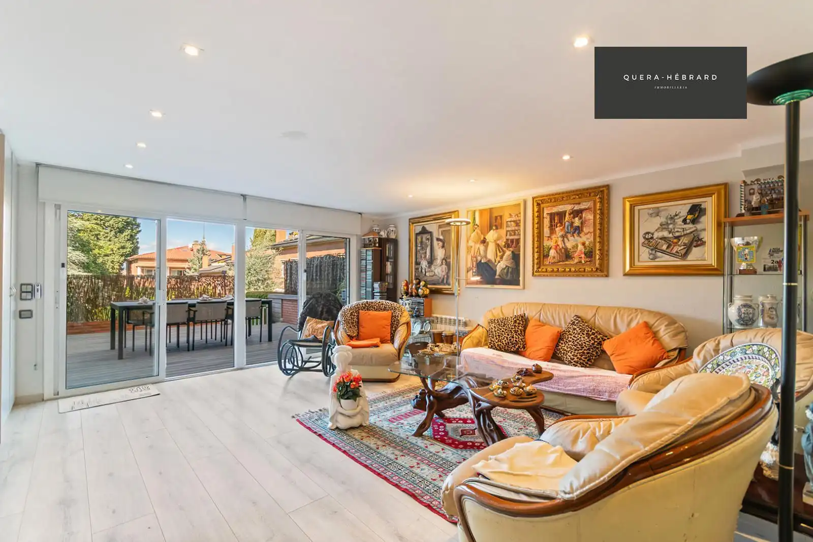 Sala de estar de Casa adosada en venta en Sant Cugat del Vallès con Calefacción, Parquet y Terraza
